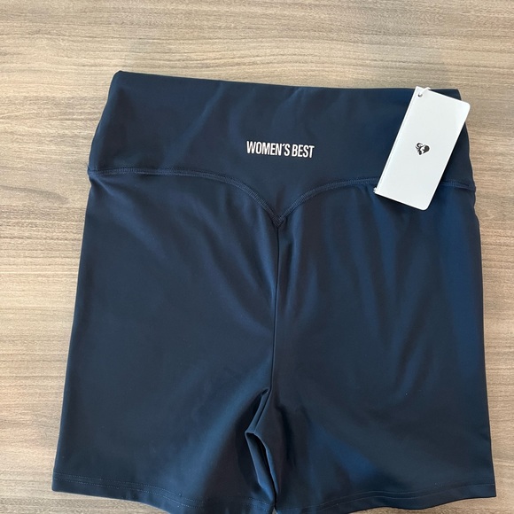 Women’s best Essential Shorts - Picture 4 of 5